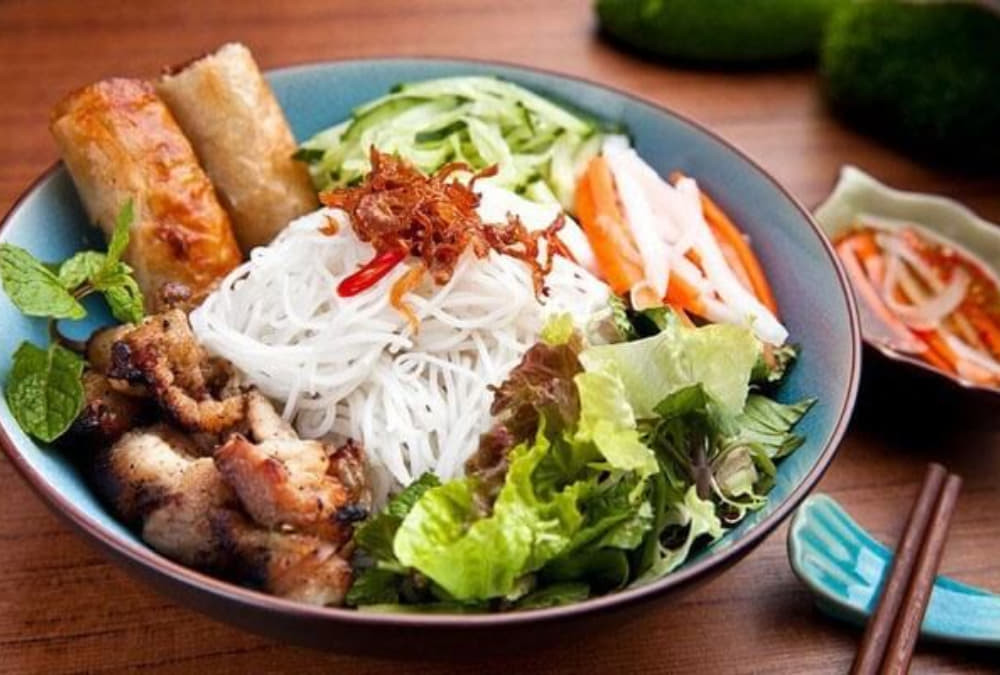 Ngoài cơm tấm, quán 153 còn phục vụ món bún thịt nướng hấp dẫn, đa dạng lựa chọn