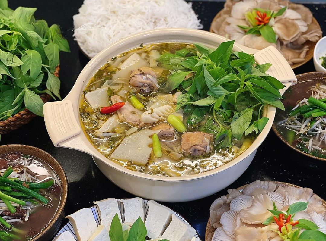 Món lẩu gà lá é nóng hổi, thơm ngon đã hoàn thành, sẵn sàng thưởng thức cùng gia đình