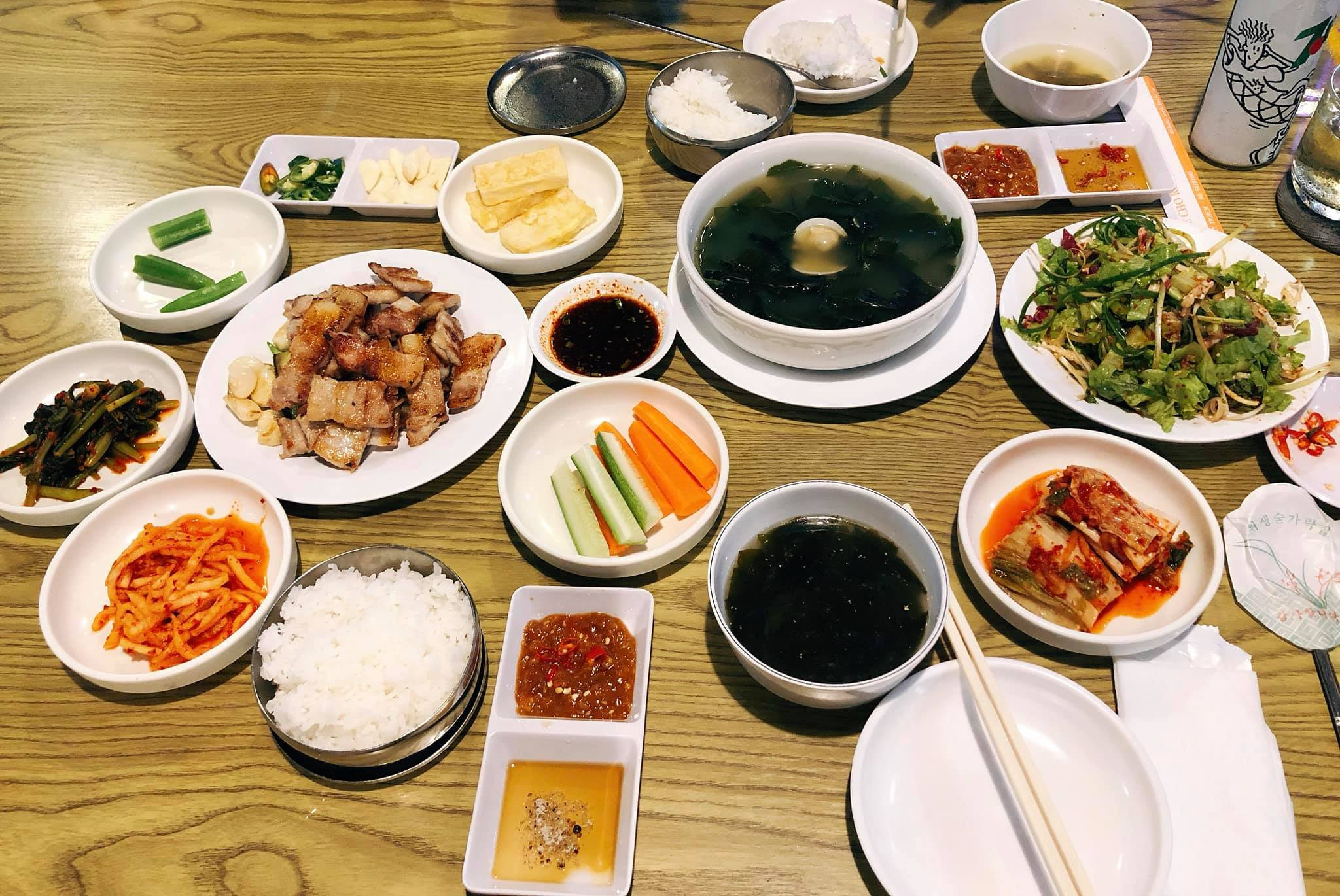 Thịt nướng được phục vụ sẵn, không khói tại Korean BBQ Restaurant Lee Cho Quận 7.