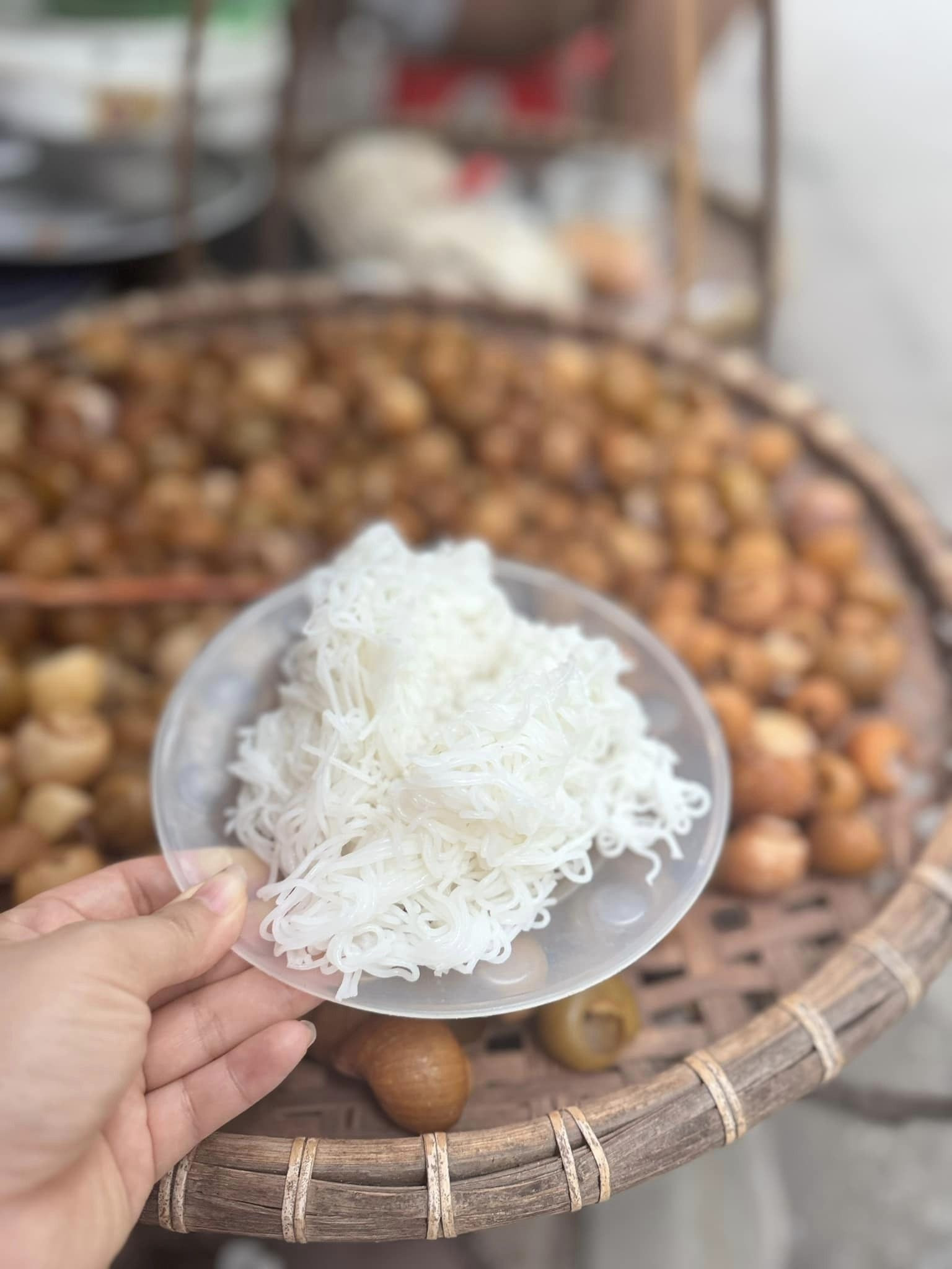 Đĩa bún rối kèm ớt chưng tự làm, những thành phần không thể thiếu khi thưởng thức bún ốc nguội chuẩn vị Hà Nội tại Tây Sơn.