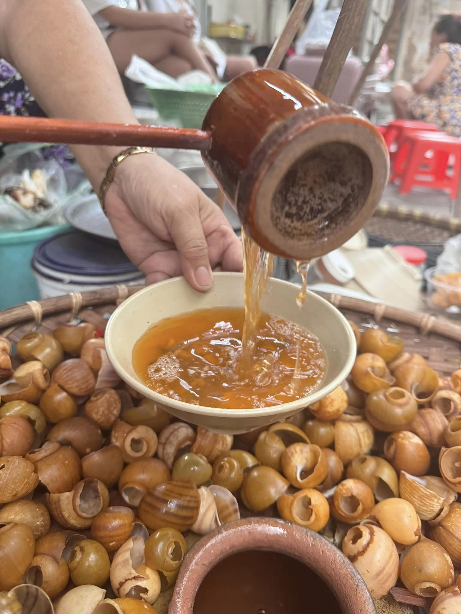 Những con ốc vặn tươi ngon, đã được sơ chế sạch sẽ, chuẩn bị cho món bún ốc nguội trứ danh ở gánh hàng Tây Sơn.