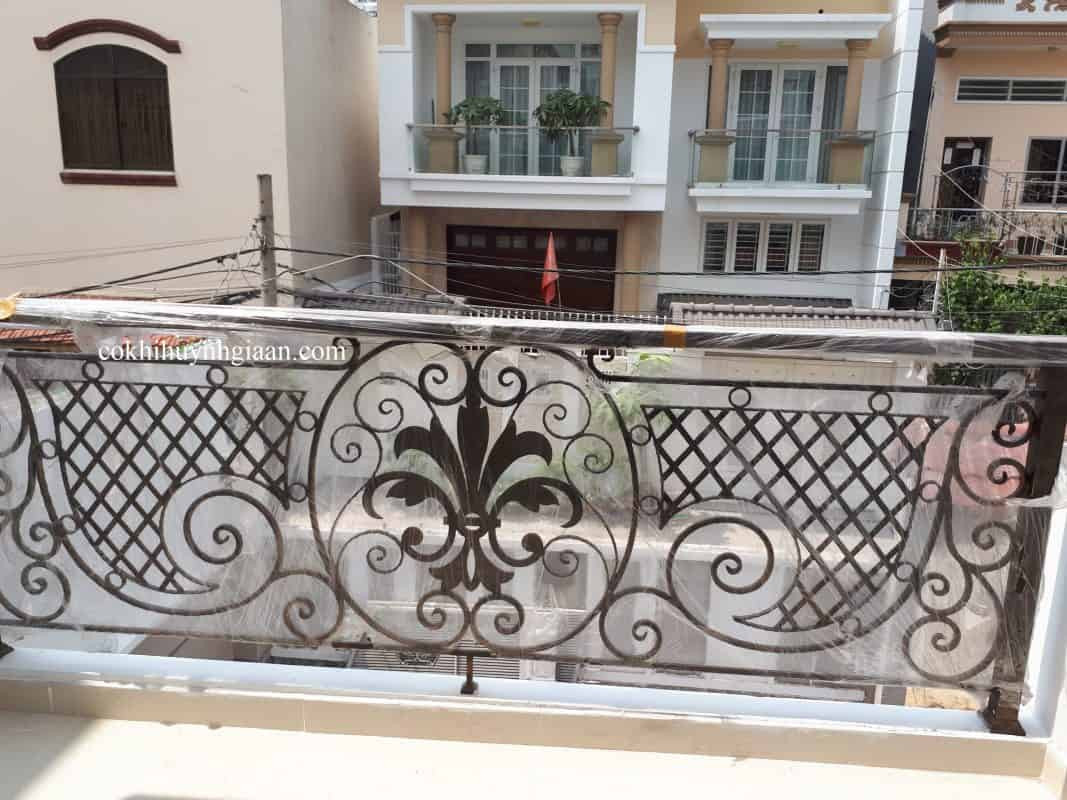 Lan can sắt uốn mỹ nghệ sang trọng cho biệt thự Mẫu 011