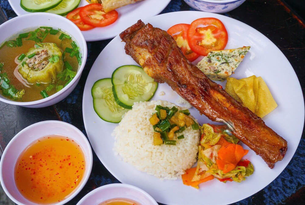 Cơm tấm sườn cọng nướng, món ăn được nhiều thực khách ưa thích và tìm kiếm
