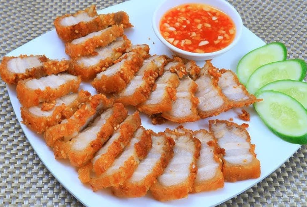 Ba rọi chiên giòn, món ăn kèm hấp dẫn thường thấy tại các quán cơm tấm