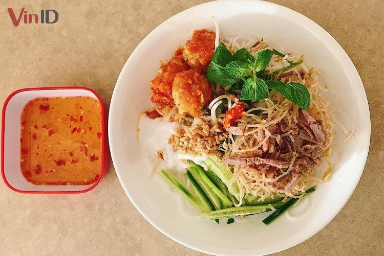Bánh tằm bì xíu mại chan nước cốt dừa béo ngậy