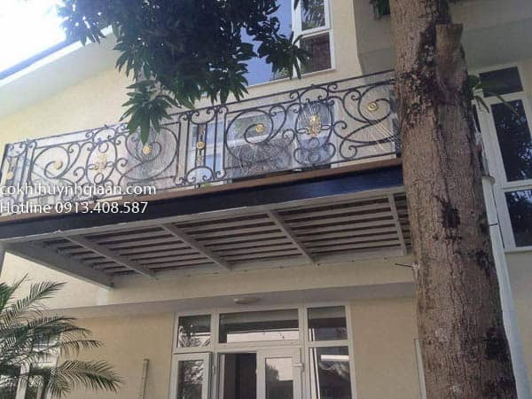 Ban công sắt mỹ thuật hoa văn uốn lượn đẹp Mẫu 053