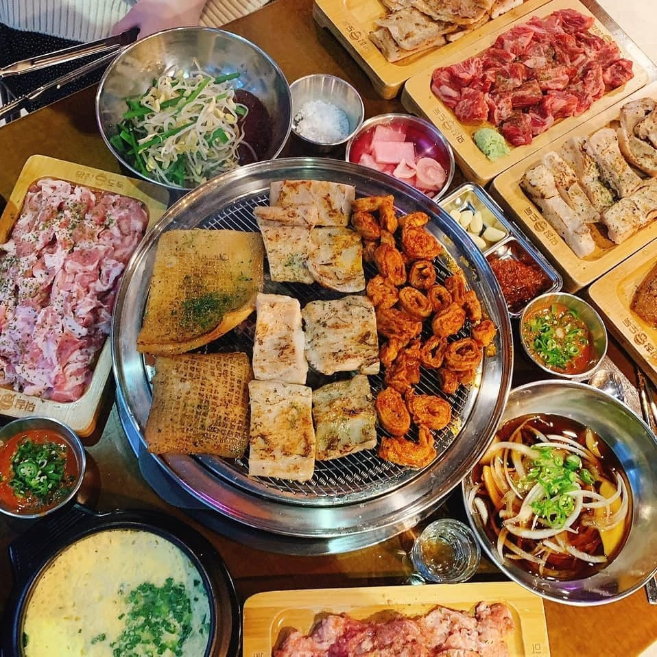 Lòng nướng, da heo đặc trưng và không gian chuẩn Hàn tại Makchang Dodook Quận 7.