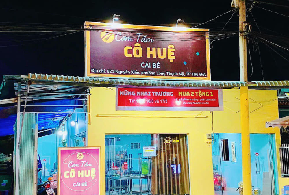 Quán cơm tấm Cô Huệ Cái Bè có không gian nhỏ nhưng ấm cúng với tông vàng chủ đạo