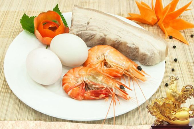 Các lễ vật chính trong bộ tam sên gồm thịt luộc, tôm/cua và trứng luộc