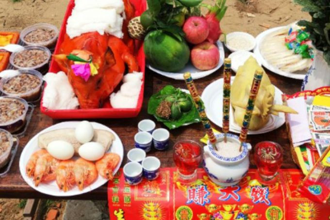 Trứng cúng tam sên đã bóc vỏ, thể hiện sự tôn kính trong lễ vật