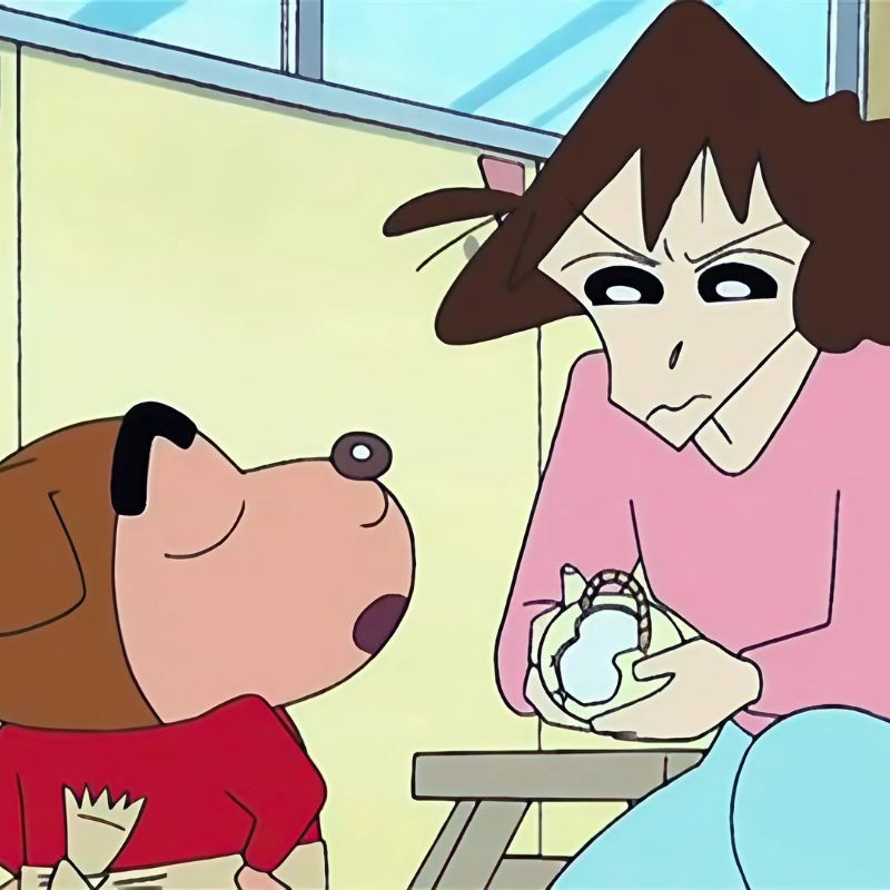 Shin đang giúp mẹ làm việc nhà nhưng với thái độ &quot;lầy lội&quot;, tạo ra tình huống hài hước