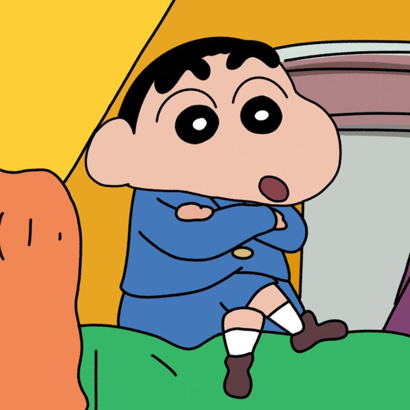 Shin với biểu cảm ngạc nhiên xen lẫn hoảng hốt, tạo dáng &quot;cậu bé bút chì&quot; kinh điển, siêu bựa