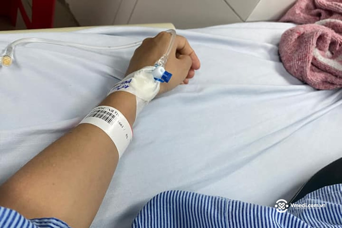 Bệnh nhân nằm viện truyền nước tĩnh mạch