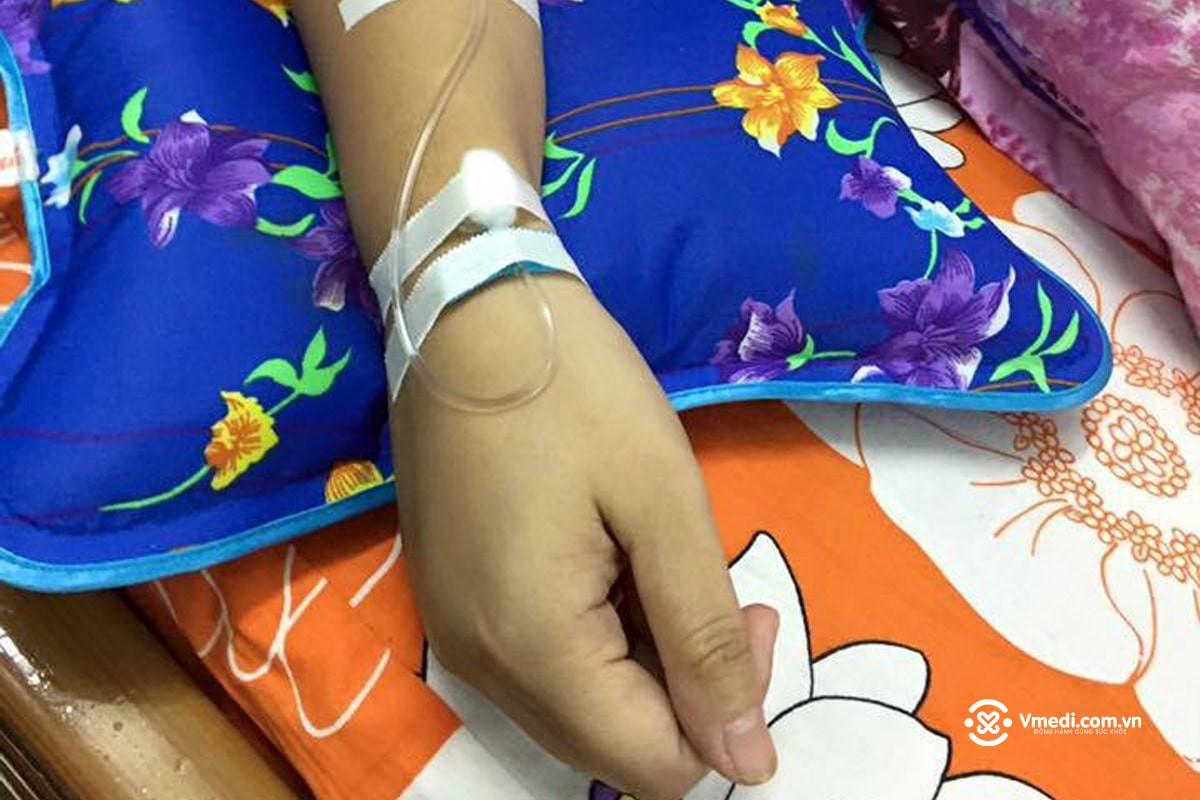 Ảnh truyền nước ở tay nam giới trong quá trình điều trị