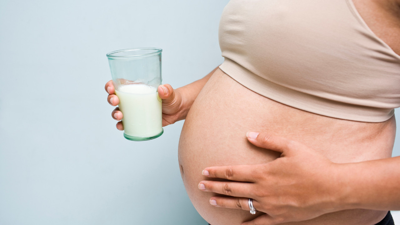 Bà bầu an tâm uống sữa TH True Milk để bổ sung dưỡng chất thiết yếu