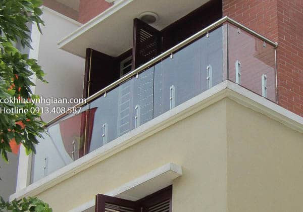Ban công kính cường lực hiện đại và thông thoáng
