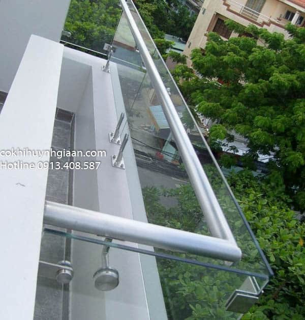 Lan can kính cường lực với tay vịn inox