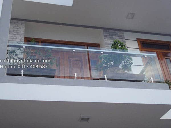 Ban công kính cường lực kiểu mới với thiết kế tối giản