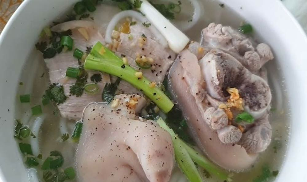 Bát bánh canh bột gạo chân giò nóng hổi với sợi bánh trắng dai và nước dùng ngọt thanh, rắc thêm hành ngò