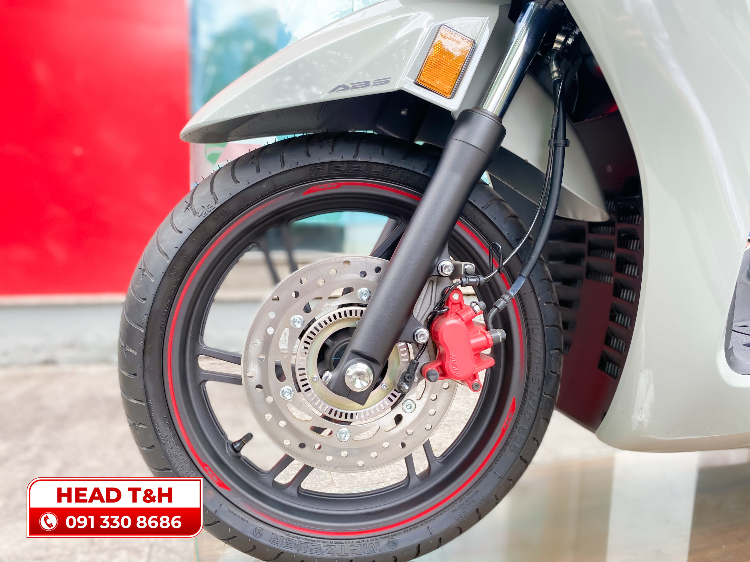 Bánh xe 16 inch và vành đúc 5 chấu kép của Honda SH 350i
