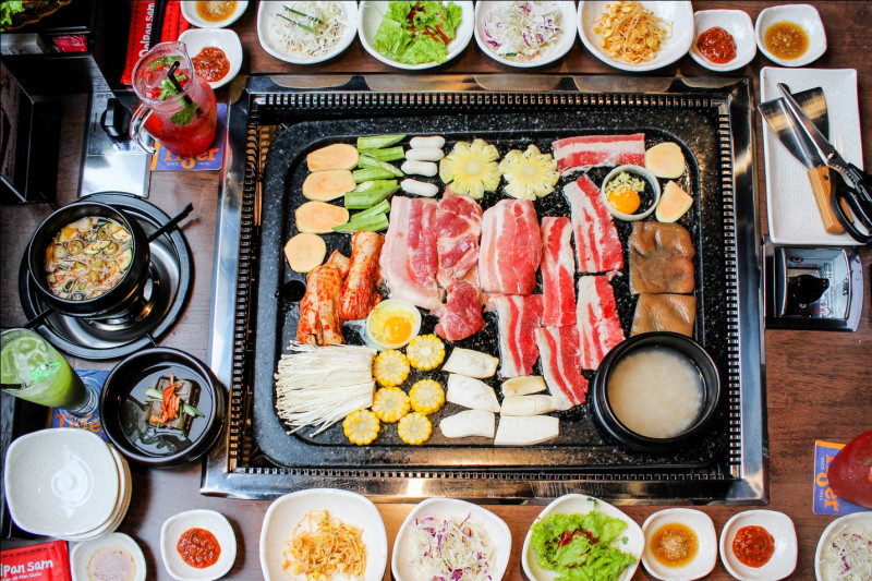 Thực khách tự chọn thịt tại quầy và được nướng tại bàn ở BBQ House - Plan K Quận 7.
