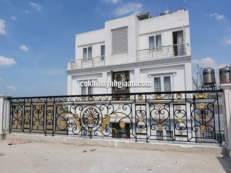 Lan can sắt uốn nghệ thuật họa tiết hoa cúc mạ vàng BC1110