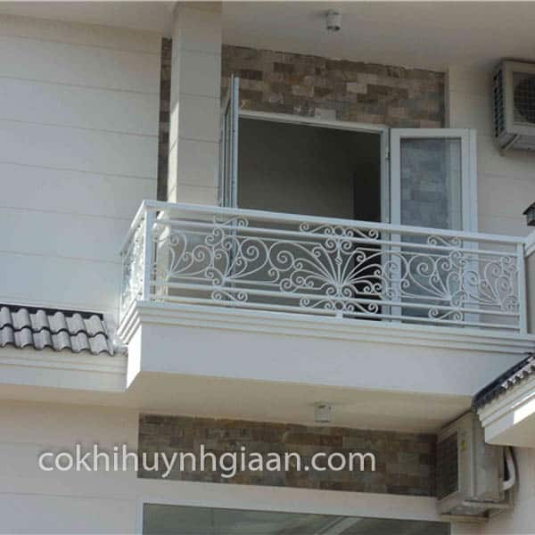 Lan can sắt đẹp với thiết kế hoa văn độc đáo Mẫu 025