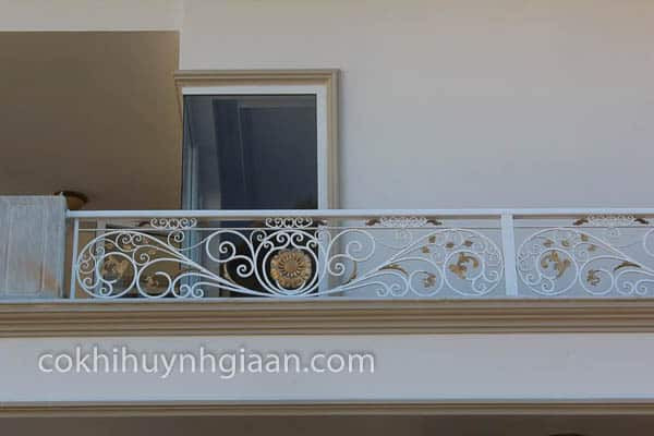 Ban công biệt thự đẹp với lan can sắt mỹ thuật tinh xảo Mẫu 041