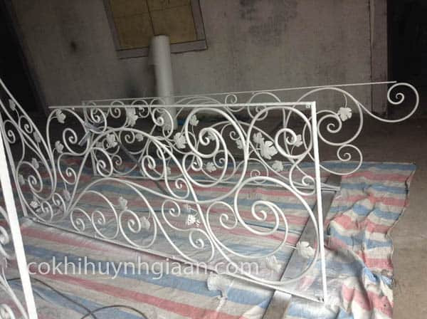 Ban công sắt mỹ thuật với họa tiết hoa văn tinh tế Mẫu 035