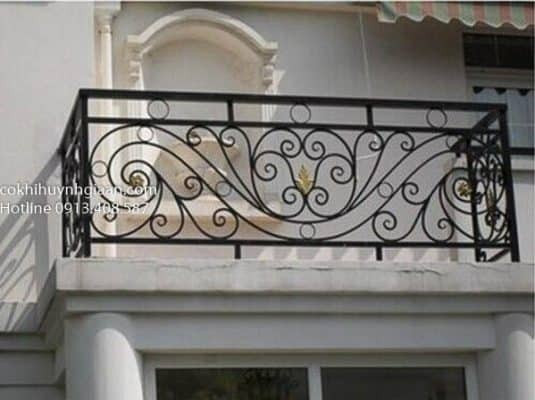 Ban công sắt mỹ thuật với đường nét uốn lượn tinh tế Mẫu 015