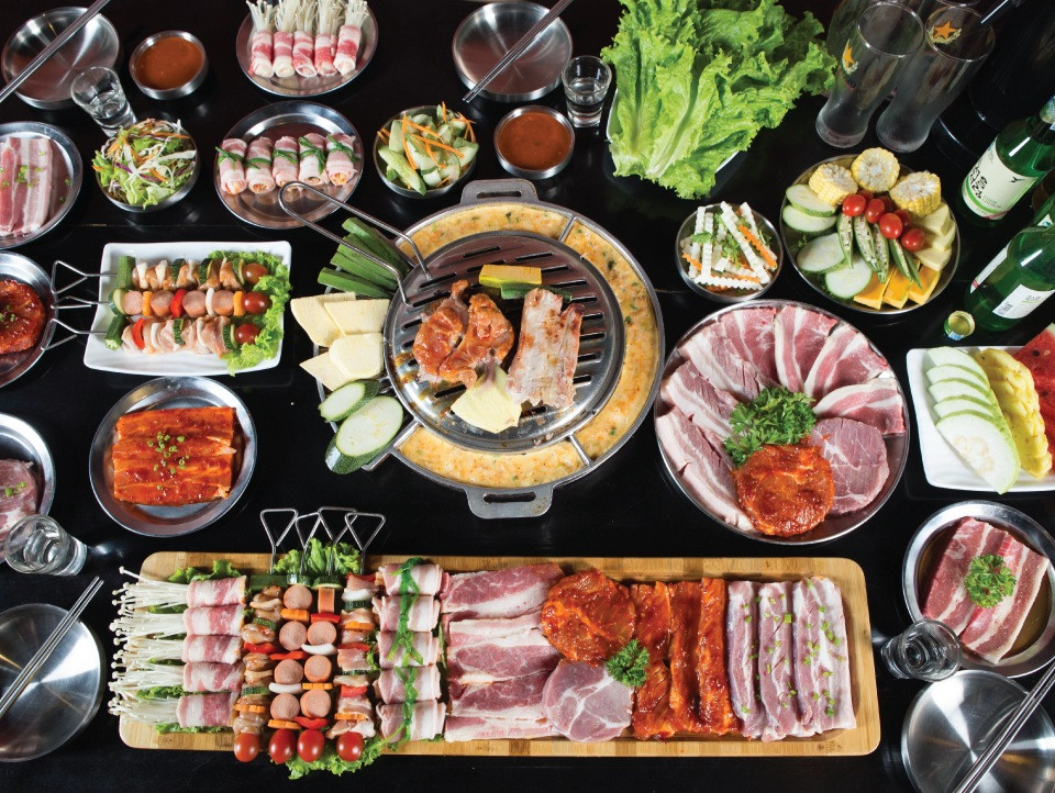 Không gian rộng rãi và các món nướng, ăn kèm hấp dẫn tại Buk Buk.