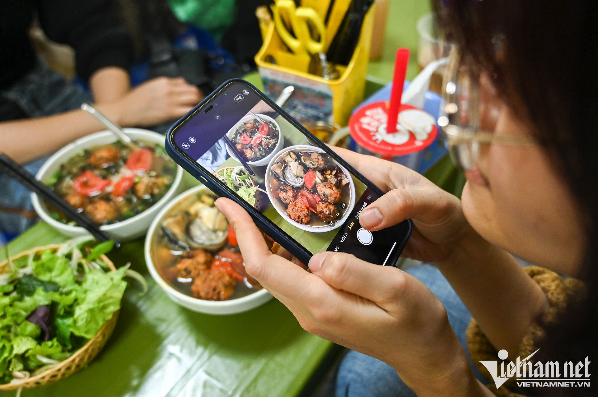 Bát bún ốc cô Huệ hấp dẫn trên phố Nguyễn Siêu, một trong những địa chỉ bún ốc ngon Hà Nội được yêu thích.