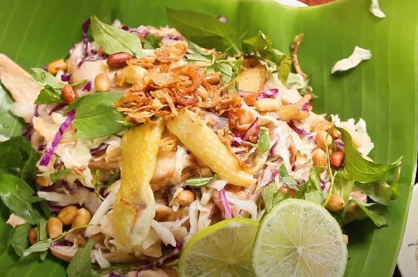món gỏi gà bắp cải thanh mát sau khi trộn, thêm đậu phộng rang
