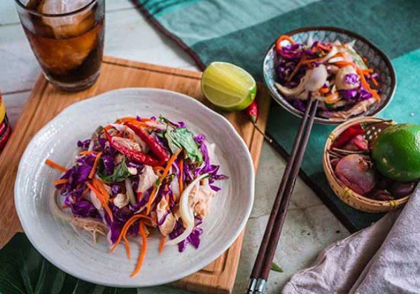 đĩa gỏi gà bắp cải chua ngọt, cay cay hấp dẫn