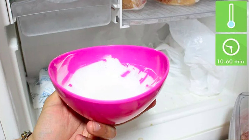 Hỗn hợp dầu gội và kem đánh răng đã được khuấy đều, có độ sệt vừa phải, sẵn sàng cho bước tiếp theo để làm slime.