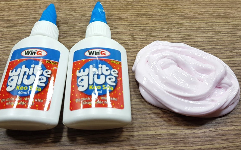 Hai lọ chứa keo sữa và kem đánh răng, nguyên liệu chính để làm slime không cần dung dịch làm đông.