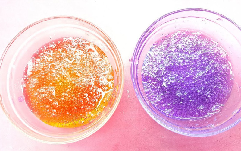 Hỗn hợp keo và hàn the đang được khuấy đều trong bát để tạo thành slime truyền thống.