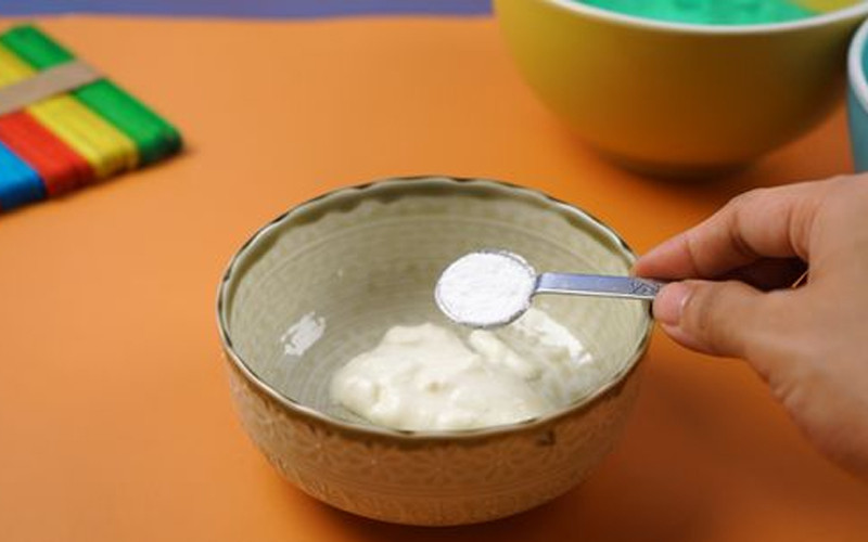 Các nguyên liệu như keo trong suốt, muối nở và nước được đặt cạnh nhau để chuẩn bị làm slime an toàn.