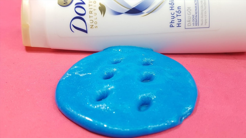 Dầu gội và tinh bột ngô trong bát, sẵn sàng được khuấy đều để tạo thành slime mềm dẻo.