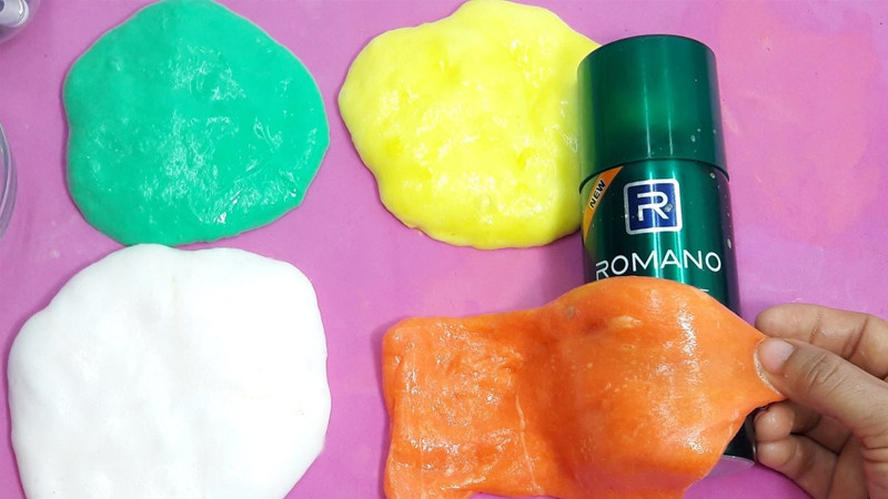 Các nguyên liệu hồ, kem cạo râu và borax được chuẩn bị để làm slime xốp, mịn.