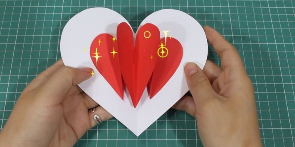 Thiệp 20/10 hình trái tim 3D hoàn chỉnh, thể hiện sự sáng tạo và tấm lòng.