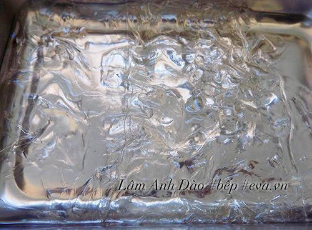 Ngâm lá gelatin để làm yaourt dẻo tại nhà