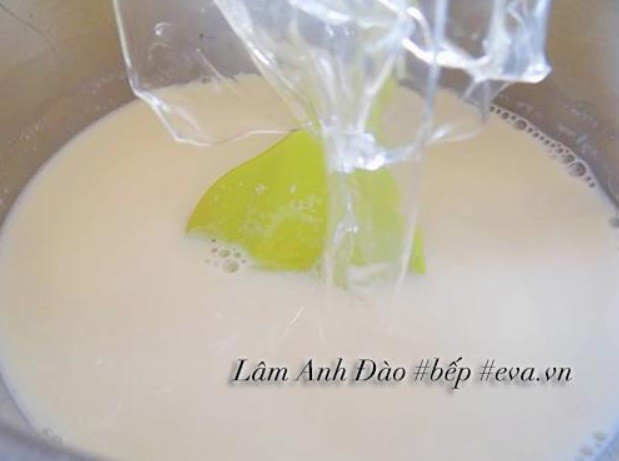Cho lá gelatin vào hỗn hợp khuấy đều cho hòa quyện với hỗn hợp sữa