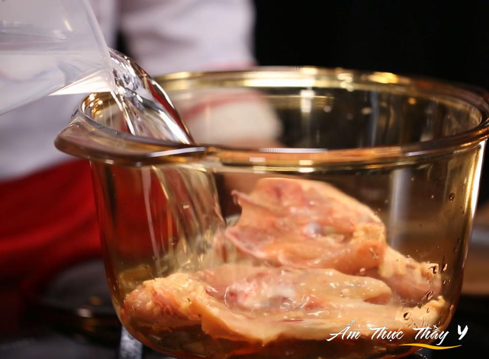 Nồi nước dùng lẩu Thái đang hầm xương gà
