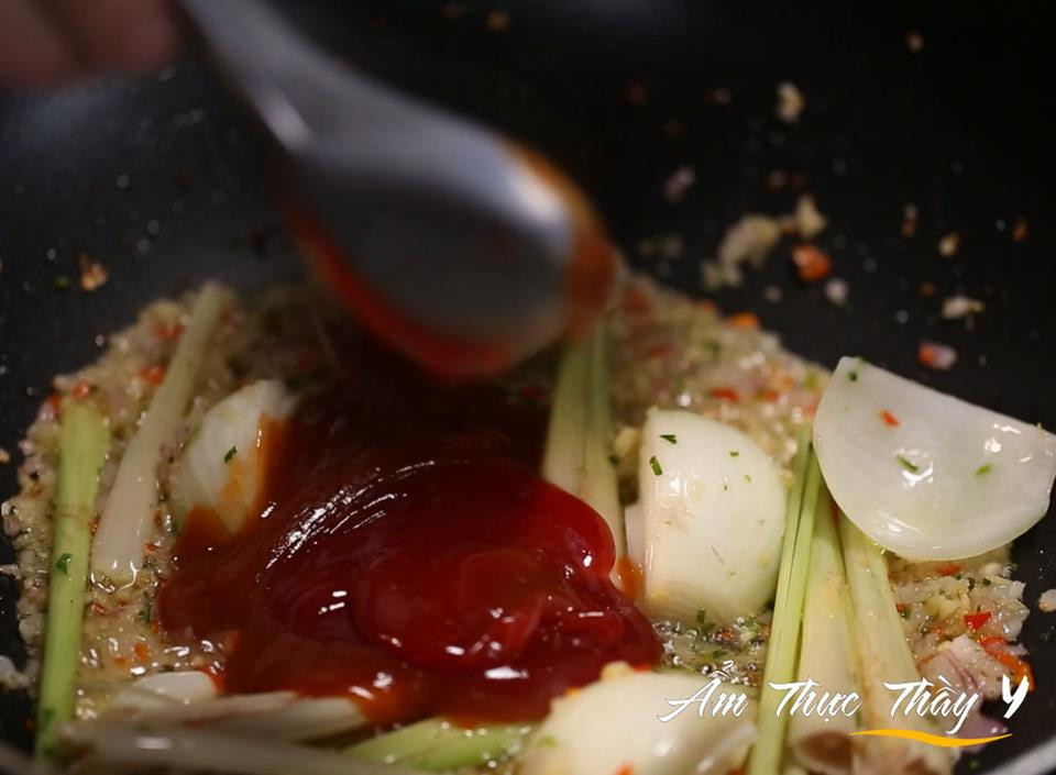 Chảo hương liệu lẩu Thái đang được xào thơm