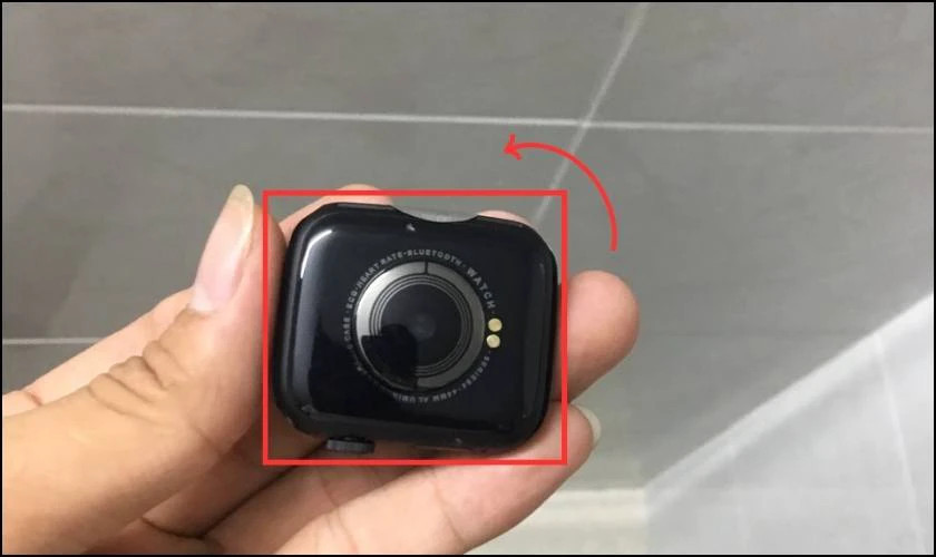 Nắp lưng đồng hồ thông minh T800 Pro Max được mở ra để lắp SIM