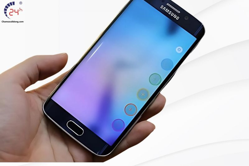Dấu hiệu nhận biết điện thoại bị cháy màn hình như màn hình tối đen hoặc bị sọc