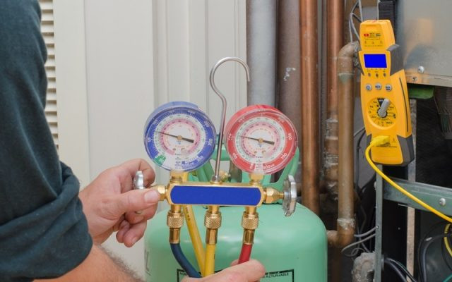 Ống đồng máy lạnh bị bám tuyết dày đặc, dấu hiệu thiếu gas nghiêm trọng