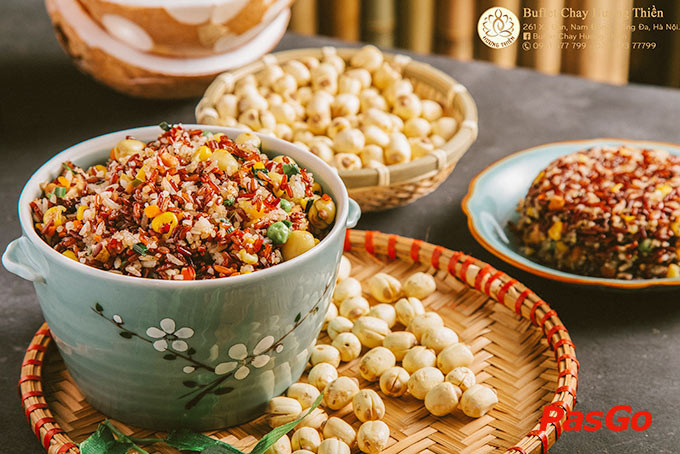Bàn buffet chay đầy ắp món ngon tại Buffet Chay Hương Thiền Đống Đa