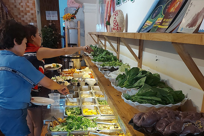 Buffet chay đa dạng món ăn truyền thống và hiện đại tại Cầu Giấy